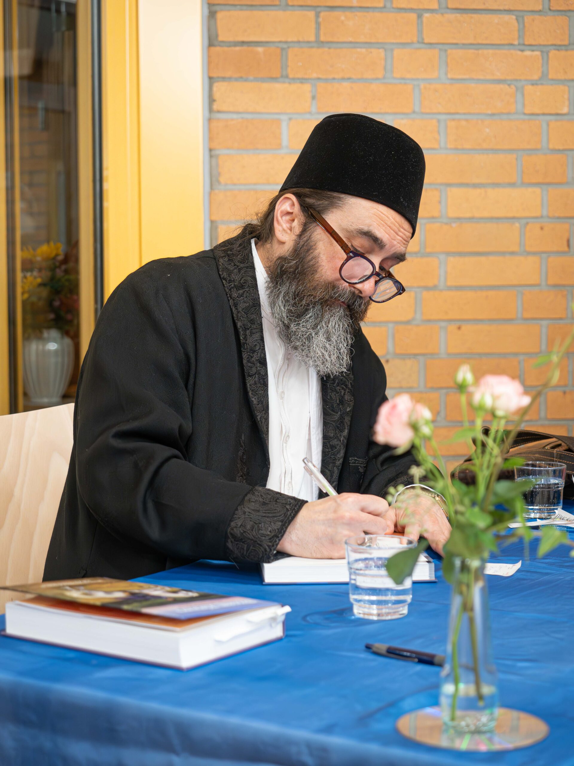 Pir Zia signiert die Bücher