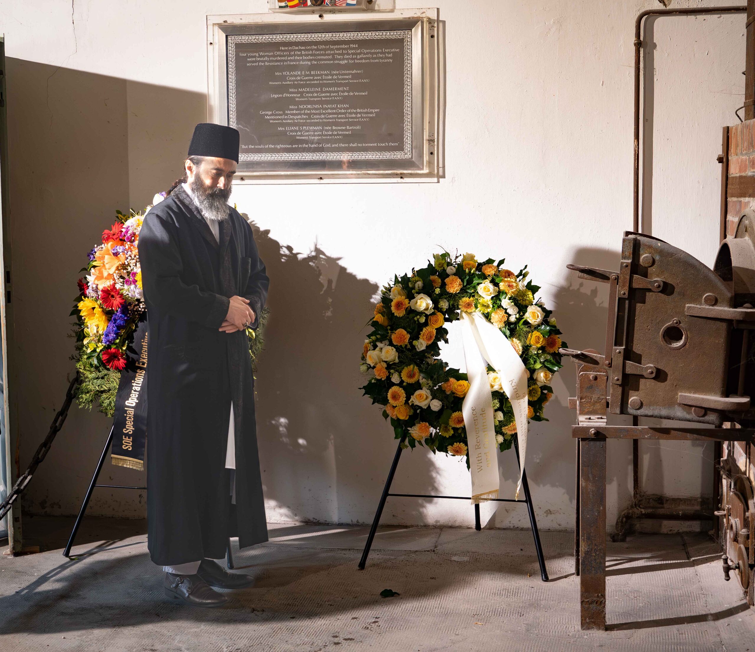 Kranzniederlegung unter der Gedenktafel am Krematorium