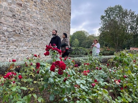 Im Rosengarten von Schloss Oberwiederstedt, der Geburtsstätte von Novalis.